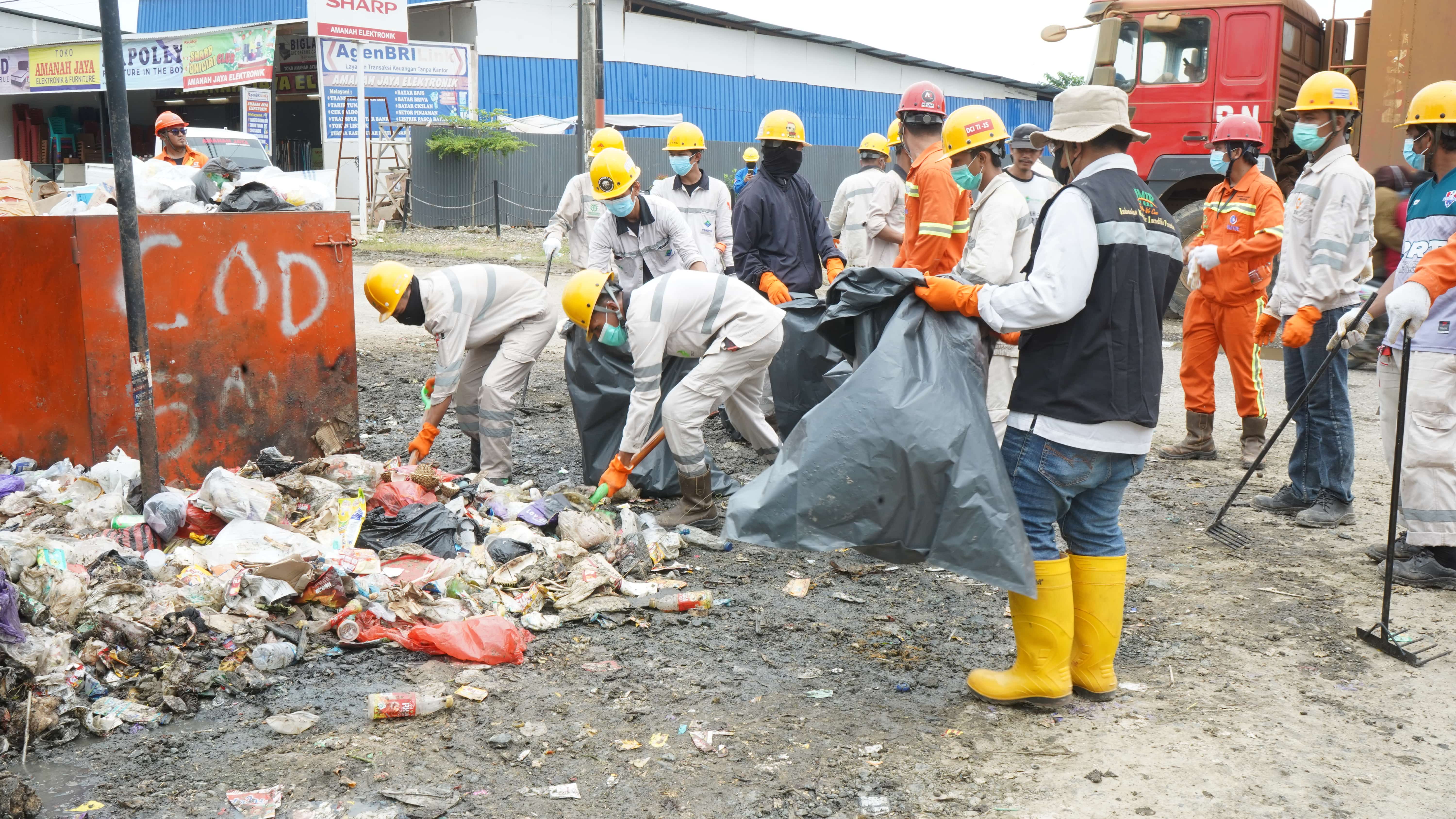 Peduli Lingkungan, PT IMIP Gelar Aksi Bersih Sampah dengan Relawan di Bahodopi