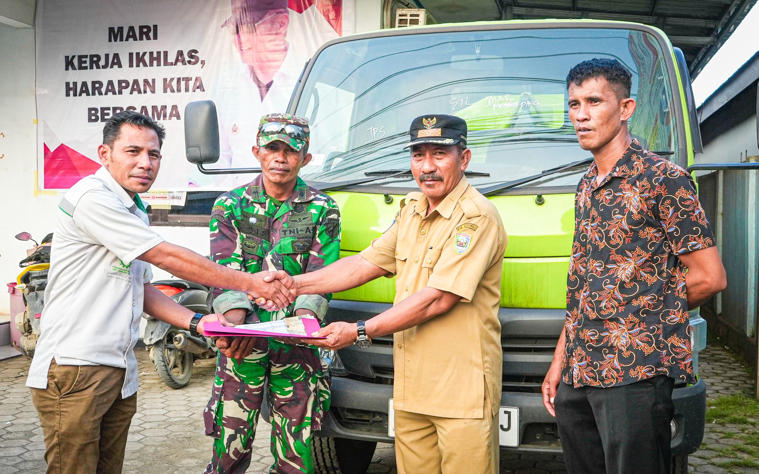 IMIP Serahkan Truk Sampah