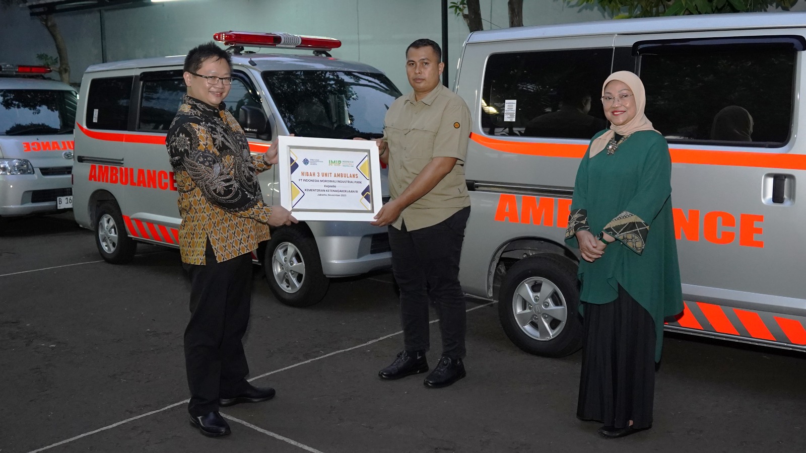 pt imip hibahkan ambulance