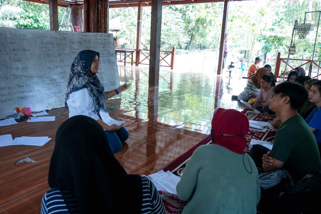 Pengajar di Rumah Literasi IMIP